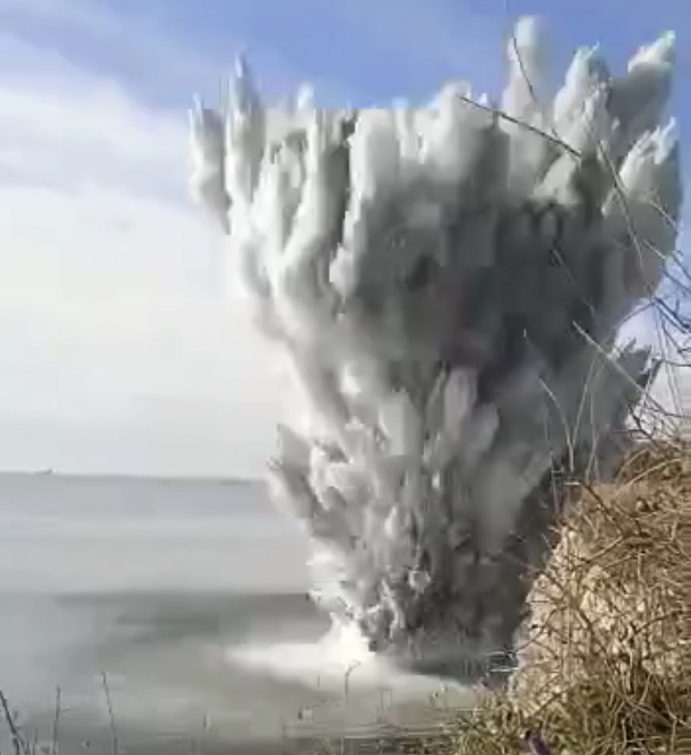Момент взрыва бомбы в Мысхако попал на видео Момент взрыва бомбы в Мысхако попал на видео