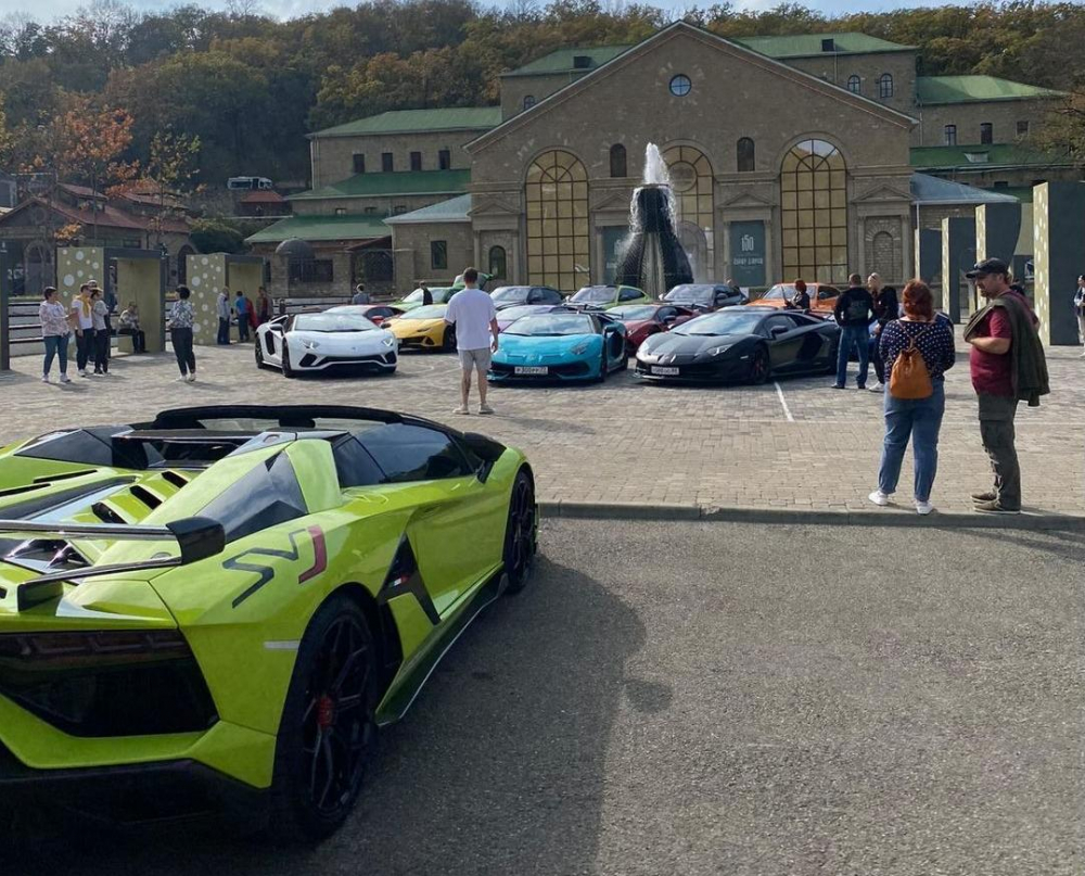 Кортеж из Lamborghini: что забыли в Новороссийске итальянские спорткары Кортеж из Lamborghini: что забыли в Новороссийске итальянские спорткары