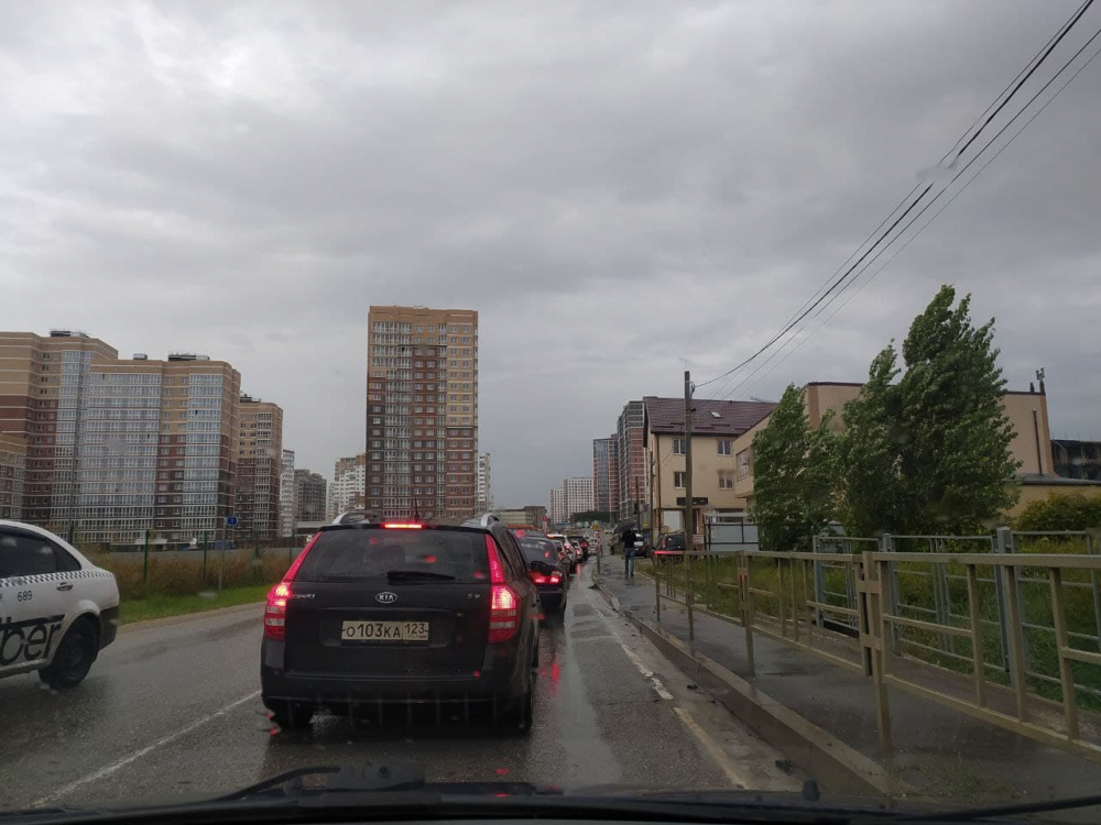 Из-за дождя Новороссийск сковало пробками, а дороги частично затопило Из-за дождя Новороссийск сковало пробками, а дороги частично затопило