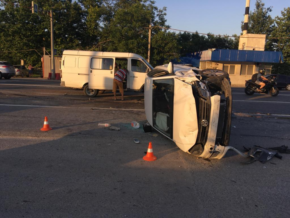 В массовом ДТП под Новороссийском пострадали семь человек В массовом ДТП под Новороссийском пострадали семь человек