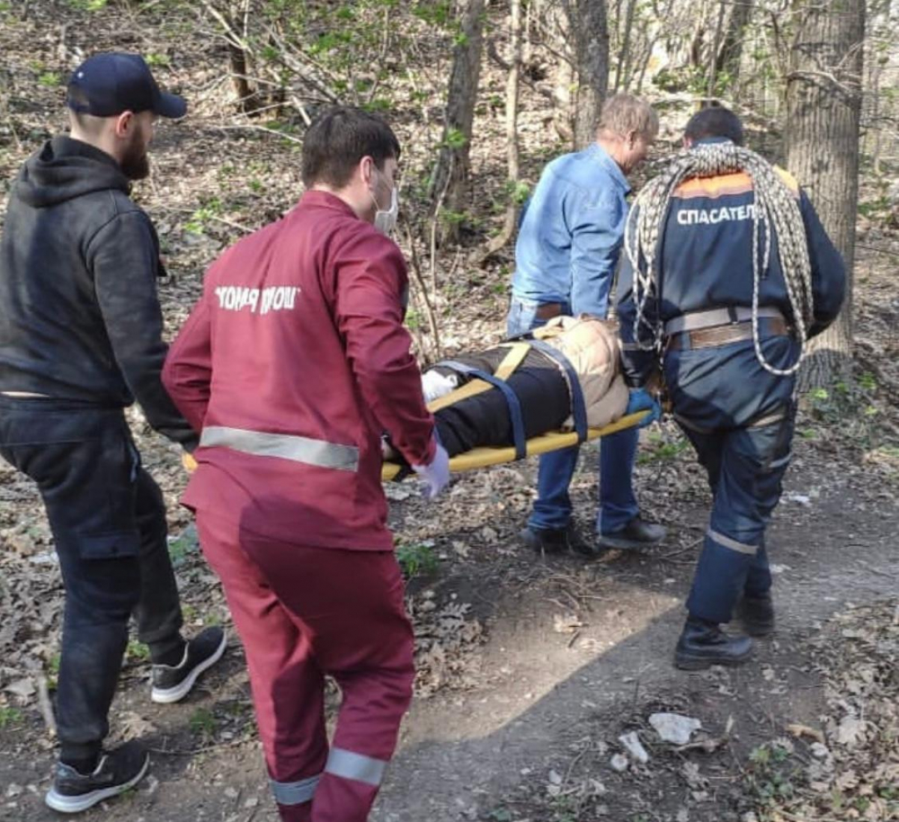Жительница Новороссийска выгуливала собаку и упала с обрыва Жительница Новороссийска выгуливала собаку и упала с обрыва