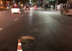 В центре города люки бросаются на автомобили новороссийцев В центре города люки бросаются на автомобили новороссийцев