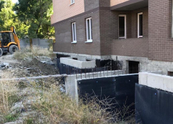 В ЖК «Суворовский» скоро поставят лифты, а на «Посейдонах» конь не валялся В ЖК «Суворовский» скоро поставят лифты, а на «Посейдонах» конь не валялся