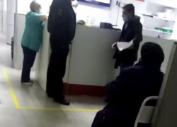 "Она задыхается, умирает уже!": конфликт в больнице Новороссийска попал на видео "Она задыхается, умирает уже!": конфликт в больнице Новороссийска попал на видео