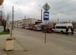 Новороссийск продолжает стоять в пробках из-за укладки дорожного покрытия Новороссийск продолжает стоять в пробках из-за укладки дорожного покрытия