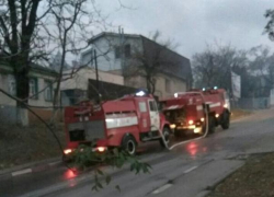 В Новороссийске загорелся автомобиль и дом,а после пожарные попали в ДТП В Новороссийске загорелся автомобиль и дом,а после пожарные попали в ДТП