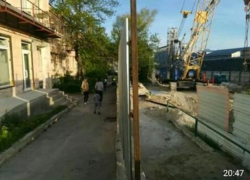Двор, где играют дети, превратили в автостраду в Новороссийске Двор, где играют дети, превратили в автостраду в Новороссийске