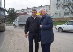 Глава Новороссийска пообещал наказать всех, кто допустил укладку асфальта в дождь Глава Новороссийска пообещал наказать всех, кто допустил укладку асфальта в дождь