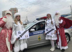 Урок ПДД провели автоинспекторы Новороссийска для Дедов Морозов и их внучек Урок ПДД провели автоинспекторы Новороссийска для Дедов Морозов и их внучек