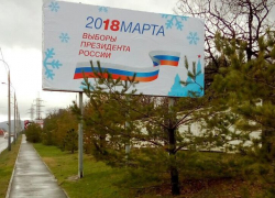 Две ели безжалостно спилили, чтоб был виден баннер о выборах в Новороссийске Две ели безжалостно спилили, чтоб был виден баннер о выборах в Новороссийске