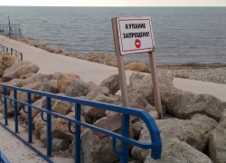 Новороссийцам на пляже в Мысхако купаться запрещено Новороссийцам на пляже в Мысхако купаться запрещено