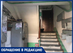 Побитая крыша, разбитые ступени: жильцы о состоянии многоквартирного дома в самом сердце Новороссийска Побитая крыша, разбитые ступени: жильцы о состоянии многоквартирного дома в самом сердце Новороссийска