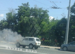 В Новороссийске посередине дороги загорелась "Нива" В Новороссийске посередине дороги загорелась "Нива"