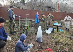 Участковый из Новороссийска помог 90 летней местной жительнице восстановить старое кладбище красноармейцев Участковый из Новороссийска помог 90 летней местной жительнице восстановить старое кладбище красноармейцев