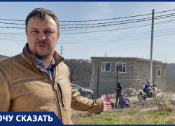 Дом на дороге лишил сна и единственного проезда жителей целого микрорайона в Новороссийске Дом на дороге лишил сна и единственного проезда жителей целого микрорайона в Новороссийске
