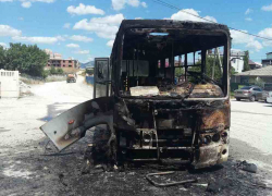 Автобус в Новороссийске превратился в "головешку" Автобус в Новороссийске превратился в "головешку"