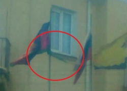 Губернатор не успел уехать, а флаг уже пришел в негодность в Центральном районе Новороссийска Губернатор не успел уехать, а флаг уже пришел в негодность в Центральном районе Новороссийска