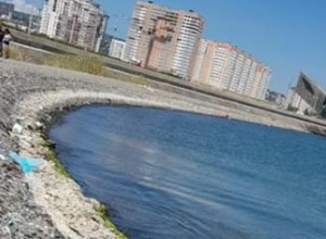Дорога из мусора ведет к мемориалу Малая земля в Новороссийске Дорога из мусора ведет к мемориалу Малая земля в Новороссийске