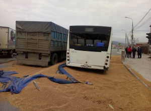 Дорогу в Новороссийске «сковало» из-за рассыпавшегося зерна Дорогу в Новороссийске «сковало» из-за рассыпавшегося зерна