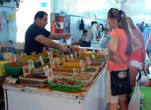 На рынках Новороссийска кипят продукты, продавцы и покупатели На рынках Новороссийска кипят продукты, продавцы и покупатели