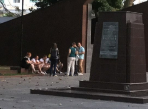 Площадь Героев Новороссийска стала местом отдыха молодежи Площадь Героев Новороссийска стала местом отдыха молодежи
