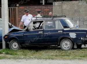 В Новороссийске бетонный столб спас автомобиль В Новороссийске бетонный столб спас автомобиль