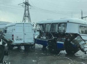 Автобусу разорвало бочину в ДТП под Новороссийском Автобусу разорвало бочину в ДТП под Новороссийском