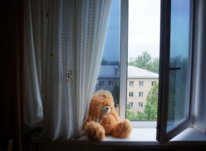 5-летняя девочка выпала из окна в Новороссийске 5-летняя девочка выпала из окна в Новороссийске
