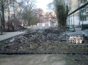 Делают всё не по правилам! – новороссийцы недовольны ремонтом дворов Делают всё не по правилам! – новороссийцы недовольны ремонтом дворов