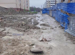 По колено в грязи добираются домой жители спального района Новороссийска По колено в грязи добираются домой жители спального района Новороссийска