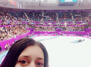 Девушка из Новороссийска награждает олимпийских чемпионов Девушка из Новороссийска награждает олимпийских чемпионов