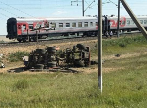 Поезд с туристами по дороге в Новороссийск попал в ДТП. Есть жертвы Поезд с туристами по дороге в Новороссийск попал в ДТП. Есть жертвы