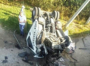 Автомобиль улетел с моста в Новороссийске Автомобиль улетел с моста в Новороссийске