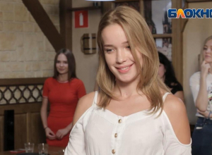 Мария Видергольд первая схватилась за нож и смешала ананасы, курицу и лук Мария Видергольд первая схватилась за нож и смешала ананасы, курицу и лук
