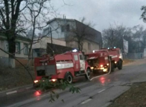 В Новороссийске загорелся автомобиль и дом,а после пожарные попали в ДТП В Новороссийске загорелся автомобиль и дом,а после пожарные попали в ДТП