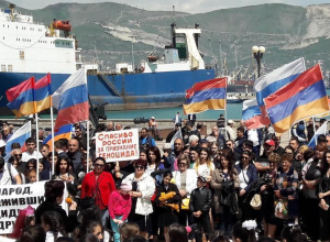 Более двухсот новороссийцев в будний день собрались на траурное мероприятие Более двухсот новороссийцев в будний день собрались на траурное мероприятие
