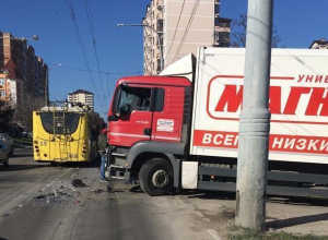 Магнитовская фура проверила на прочность муниципальный транспорт Магнитовская фура проверила на прочность муниципальный транспорт