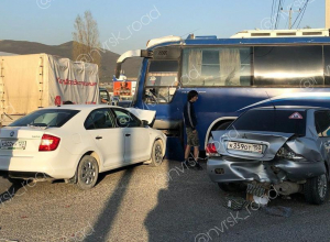 Две легковушки воткнулись в туристический автобус на въезде в Новороссийск Две легковушки воткнулись в туристический автобус на въезде в Новороссийск