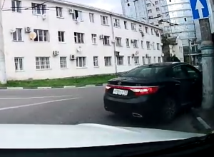 Столб не помешал движению водителя в Новороссийске Столб не помешал движению водителя в Новороссийске