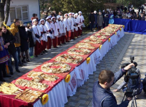 Название города выложили из блинов в Новороссийске Название города выложили из блинов в Новороссийске
