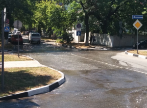 Прямо в центре Новороссийска прорвало канализацию Прямо в центре Новороссийска прорвало канализацию