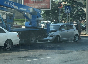 Блондинка стала виновницей нелепого ДТП в Новороссийске Блондинка стала виновницей нелепого ДТП в Новороссийске