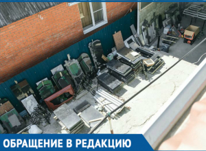 Дети играют на могильных плитах в Новороссийске Дети играют на могильных плитах в Новороссийске
