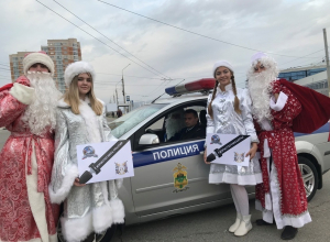 Урок ПДД провели автоинспекторы Новороссийска для Дедов Морозов и их внучек Урок ПДД провели автоинспекторы Новороссийска для Дедов Морозов и их внучек