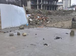 Спортивную площадку демонтировали на городском пляже Новороссийска Спортивную площадку демонтировали на городском пляже Новороссийска