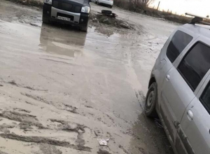 Автомобили тонут в грязи в Южном районе Новороссийска Автомобили тонут в грязи в Южном районе Новороссийска