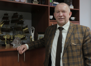 - В кабинетах наших специалистов все стены в дипломах, - Игорь Жаринов, президент торгово-промышленной палаты Новороссийска - В кабинетах наших специалистов все стены в дипломах, - Игорь Жаринов, президент торгово-промышленной палаты Новороссийска