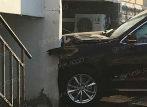 Автоледи не смогла объехать дом в Новороссийске Автоледи не смогла объехать дом в Новороссийске