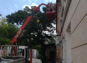 Чтобы парапет не падал на головы, в Новороссийске его сбивают Чтобы парапет не падал на головы, в Новороссийске его сбивают