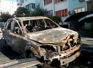 Неизвестные подожгли автомобиль в одном из дворов Новороссийска Неизвестные подожгли автомобиль в одном из дворов Новороссийска